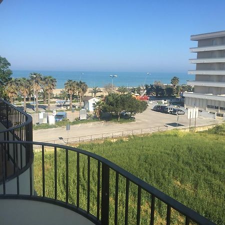 Appartamenti Sul Lungomare Alba Adriatica Exteriör bild