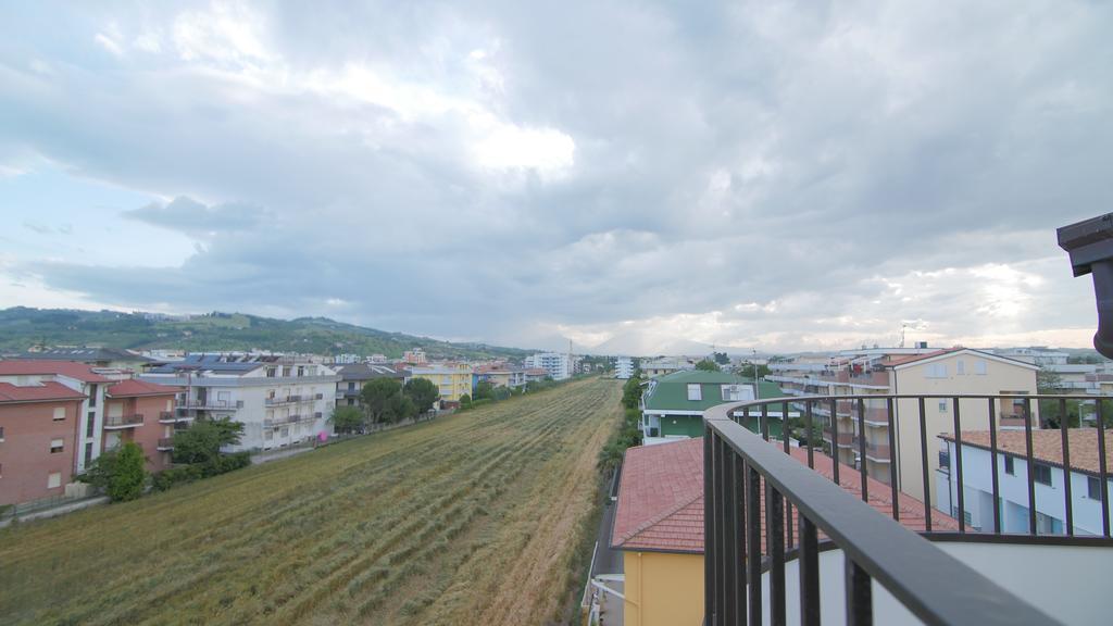Appartamenti Sul Lungomare Alba Adriatica Exteriör bild