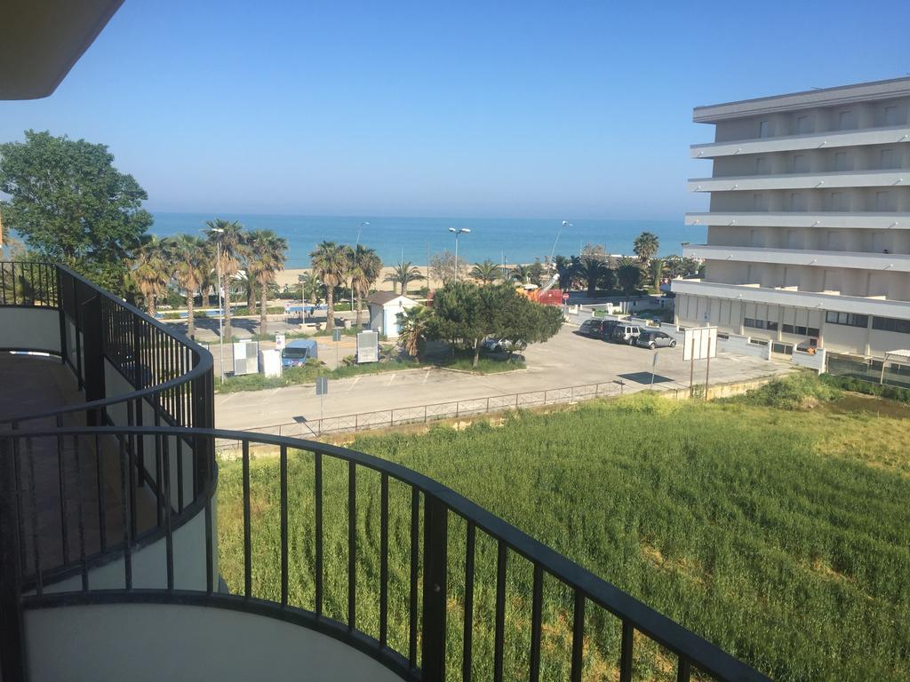 Appartamenti Sul Lungomare Alba Adriatica Exteriör bild